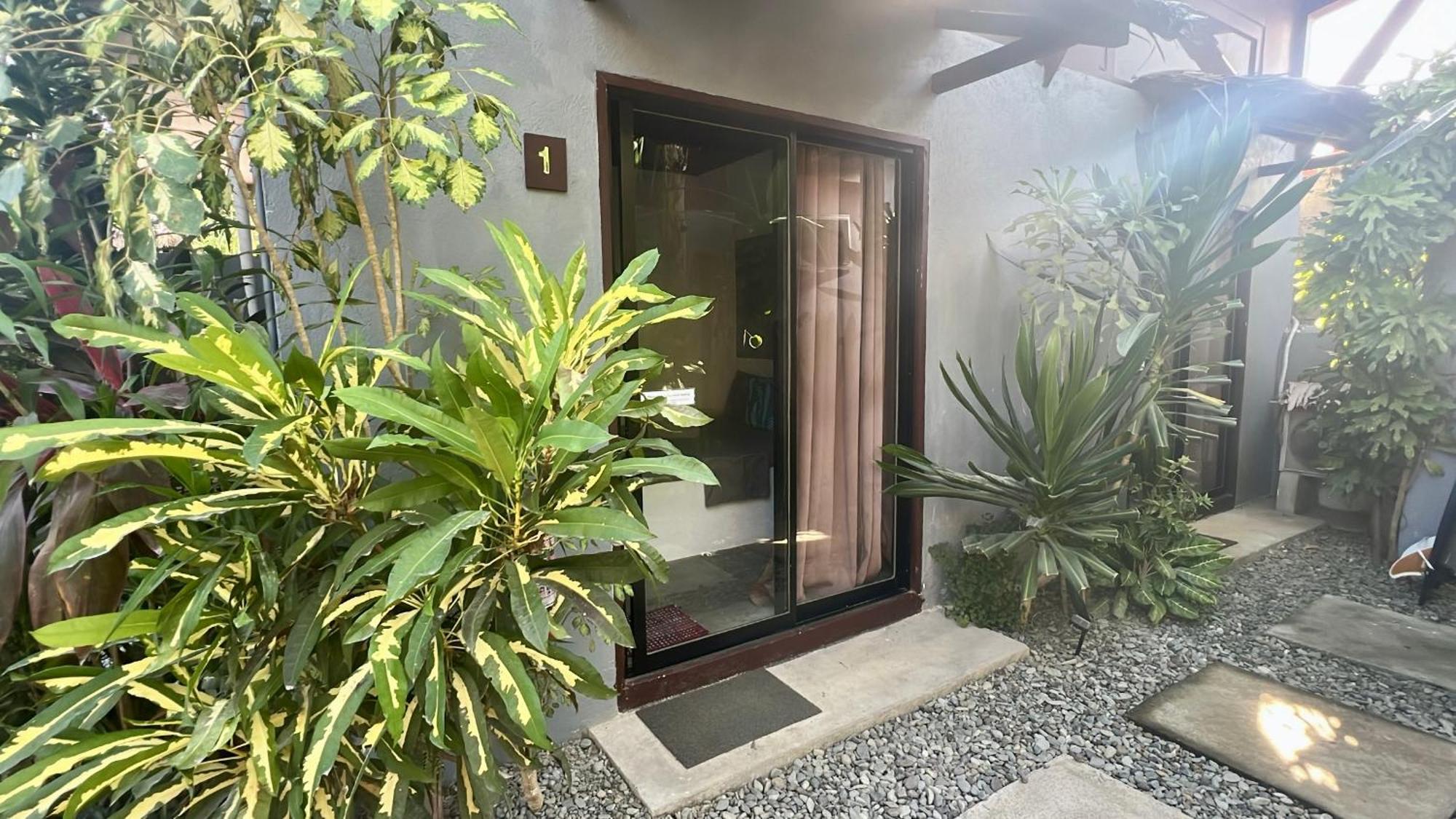 Yay Lodge Siargao, Private Room 1 With Ac & Hot Shower And Fast Starlink Wifi 제너럴 루나 외부 사진