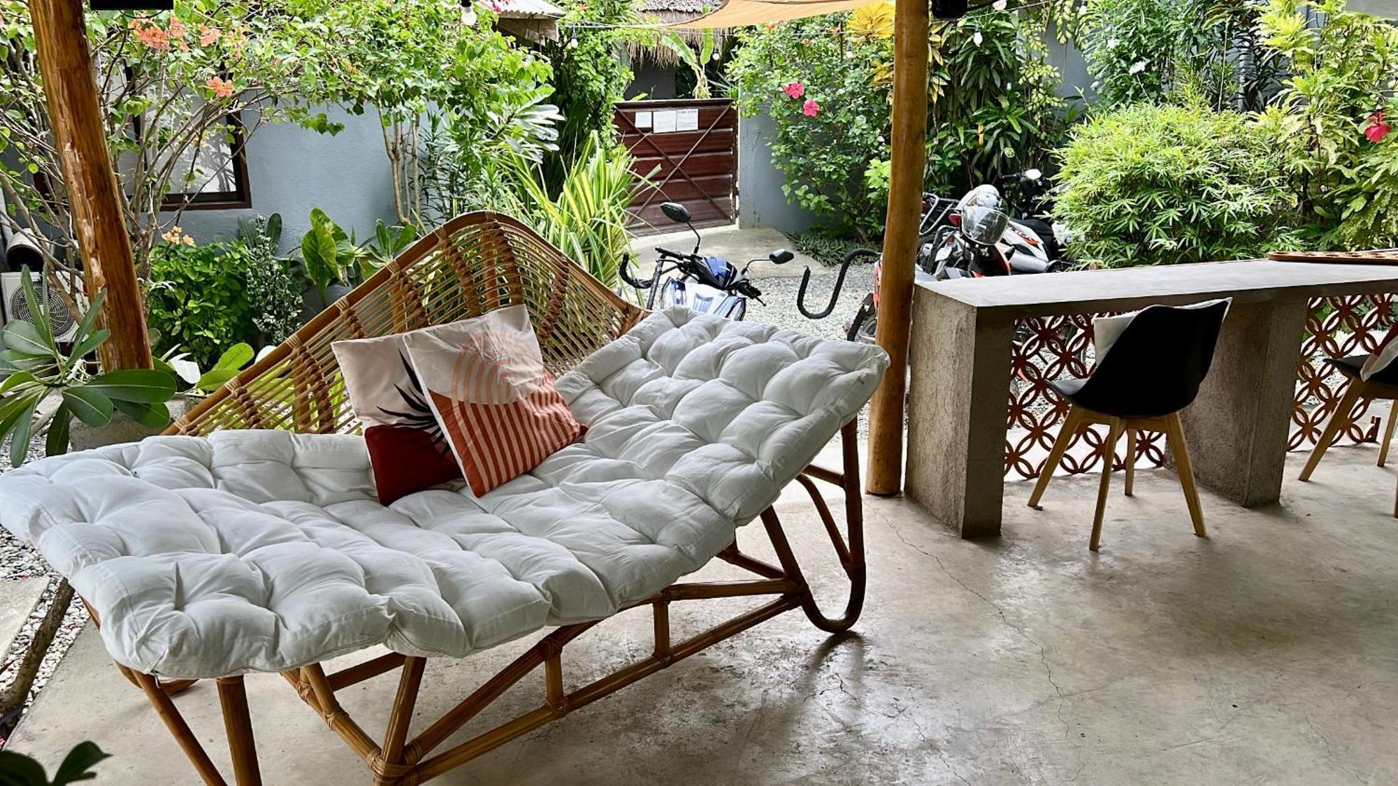 Yay Lodge Siargao, Private Room 1 With Ac & Hot Shower And Fast Starlink Wifi 제너럴 루나 외부 사진